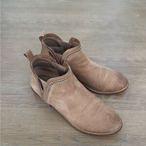 Steve Madden women’s Koto studded ankle booties boots beige brown leather size 8